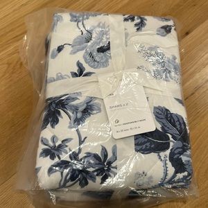 Pottery Barn King Size Shams (set of 2)